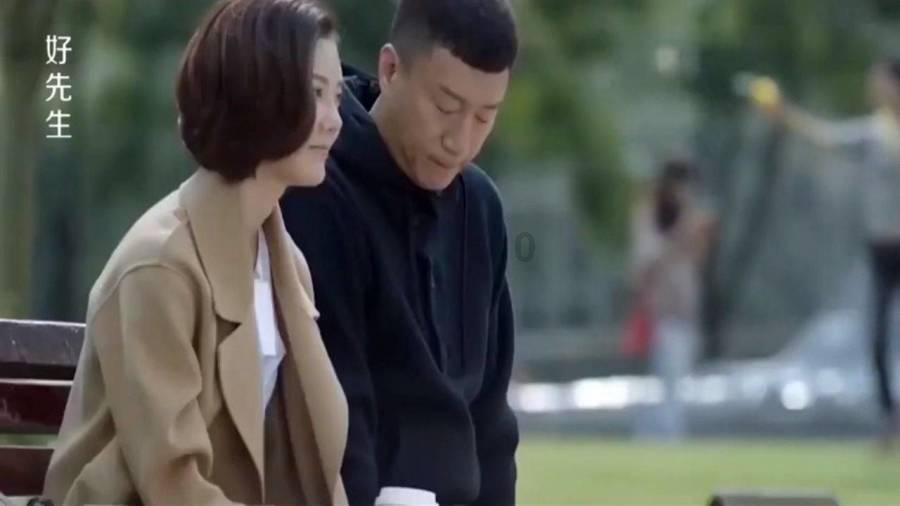 逃离残破的船只